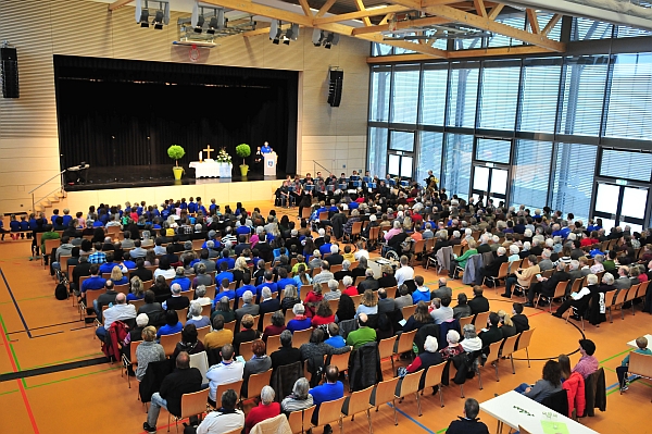 Viele Besucher beim Eröffnungsgottesdienst