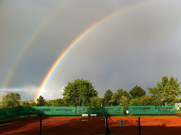 Regenbogen über den Tennisplätzen