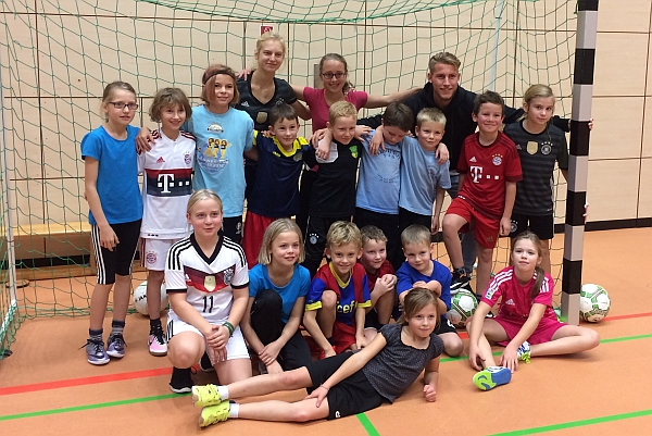 Mart Ristl mit den F-Junioren und E-Mädchen