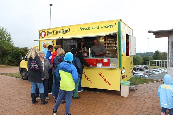Viel zu tun am Hähnchenstand