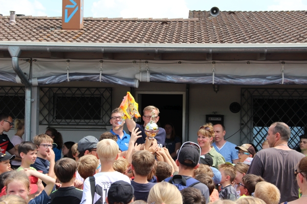 Pokalübergabe durch Jochen Engelhardt Pokalübergabe durch Jochen Engelhardt