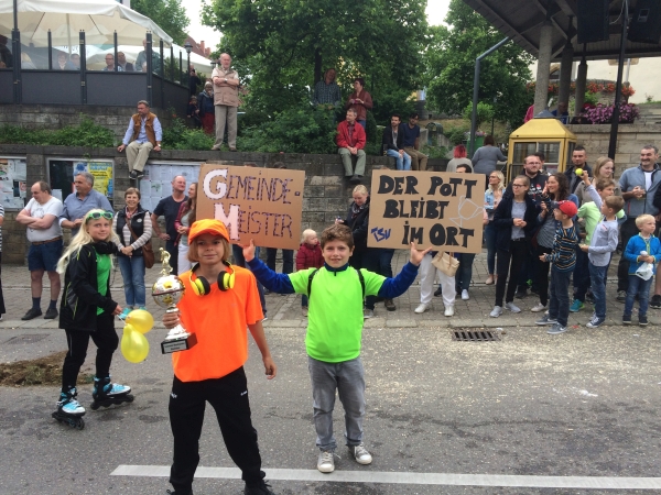Pokalpräsentation beim Pfingstumzug Pokalpräsentation beim Pfingstumzug